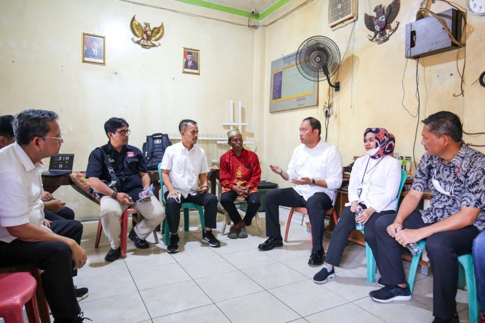 Dirjen Rehabilitasi Sosial (Rehsos), Pepen Nazaruddin bersama Sekretaris Ditjen Rehsos, Salahuddin Yahya; Plt Dirjen Linjamsos, Robben Rico serta Sekretaris Ditjen Dayasos, Beny Sujanto tengah berdialog dengan masyarakat di kawasan Cilincing, Jakarta Utara pada Rabu, (16/8/2022) untuk menindaklanjuti komitmen Menteri Sosial (Mensos), Tri Rismaharini dalam memfasilitasi kebutuhan air bersih untuk nelayan di sana. (Dok: Restu Fadilah/Suara.com)