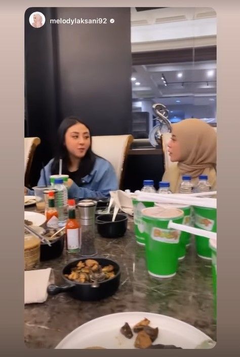 Momen Lesti Kejora kumpul dan makan bareng Bestie. (Instagram/@lestykejora)