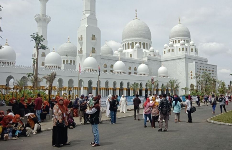 Pengunjung yang berswafoto di Masjid Raya Sheikh Zayed Solo, Jumat (18/11/2022). [Suara.com/Ari Welianto]