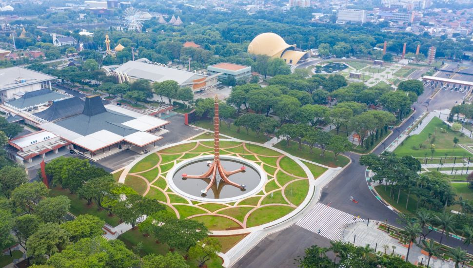 Foto udara area Tugu Api di Taman Mini Indonesia Indah (TMII), Jakarta Timur, Minggu (20/11/2022). [Suara.com/Alfian Winanto]