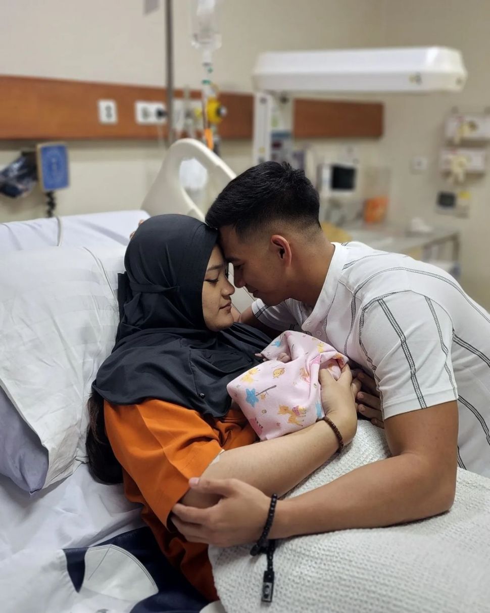 Ridho DA bersama istri, Syifa Aisyah Fauziah yang baru saja melahirkan seorang bayi perempuan bernama Ridha Syafa Hanina. [Instagram]