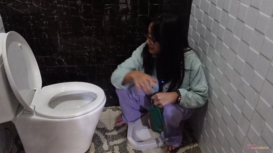 Hesti Purwadinata Review Rumah Ayu Ting Ting, Ada Toilet Duduk Sekaligus Jongkok Tinggal Pilih. (Dok: YouTube/Hesti Purwadinata)