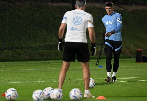 Penjaga gawang Uruguay Sergio Rochet berlatih jelang pertandingan fase grup Piala Dunia 2022 kontra Korea Selatan. [AFP]