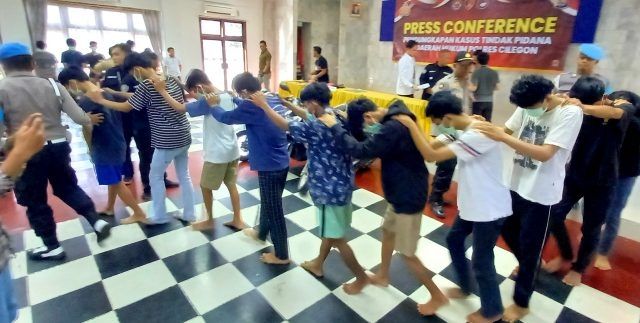 10 orang tersangka rencana tawuran antar kelompok pelajar di Kota Cilegon yang viral di medsos. [Gilang/Bantennews.co.id]