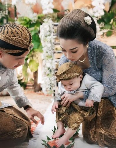 foto acara tedak sinten anak Nikita Willy. [thepotomoto / Instagram]