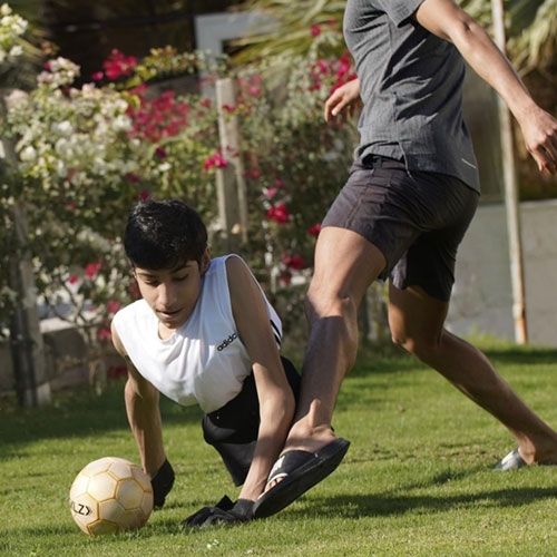 Ghanim Al-Muftah saat bermain bola (ghanimalmuftah.org)