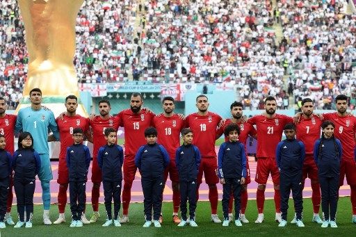 Pemain Iran berpose jelang pertandingan Grup B Piala Dunia 2022 kontra Inggris di Khalifa International Stadium, Senin (21/11/2022). [AFP]