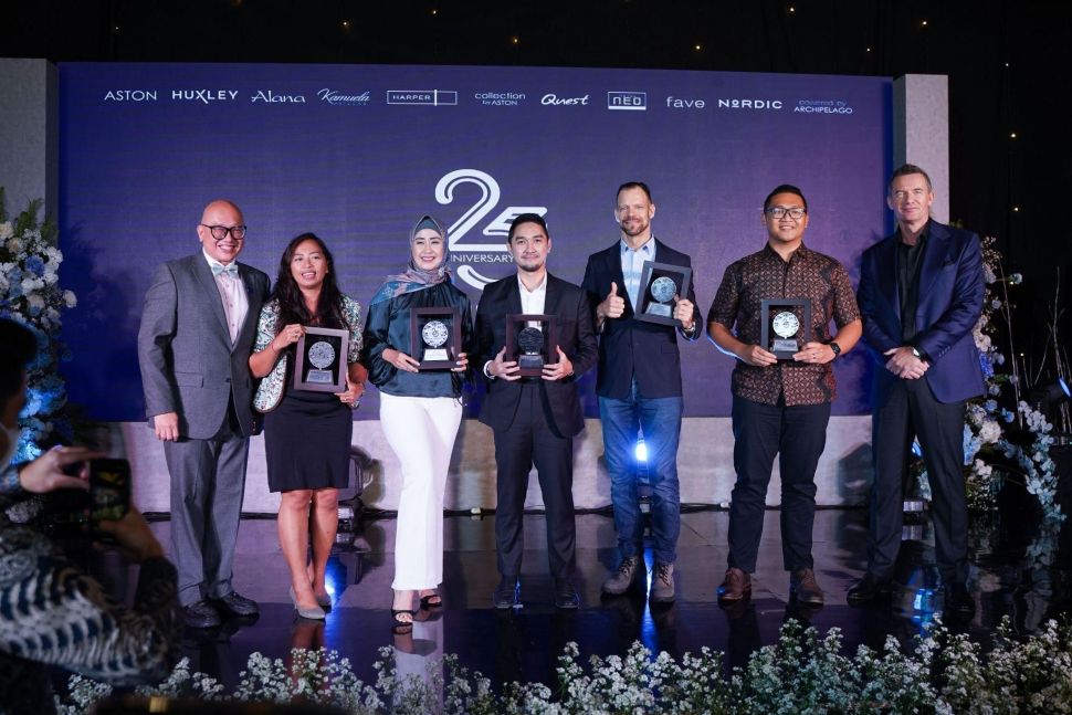 Archipelago International memberikan awards kepada Top 5 Producers, Charles Brookfield - Chairman & John Flood - President & CEO Archipelago International, Archipelago International bersama dengan media. (Dok: Archipelago)