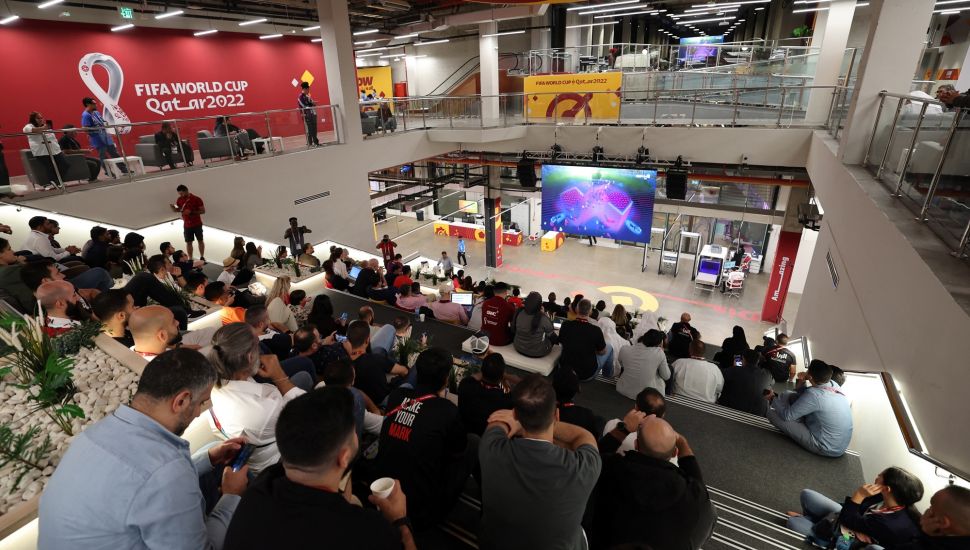 Wartawan menyaksikan pembukaan pertandingan sepak bola grup A Piala Dunia 2022 antara Qatar dan Ekuador di Main Media Center di Doha, Qatar, Minggu (20/11/2022). [Giuseppe CACACE/AFP]