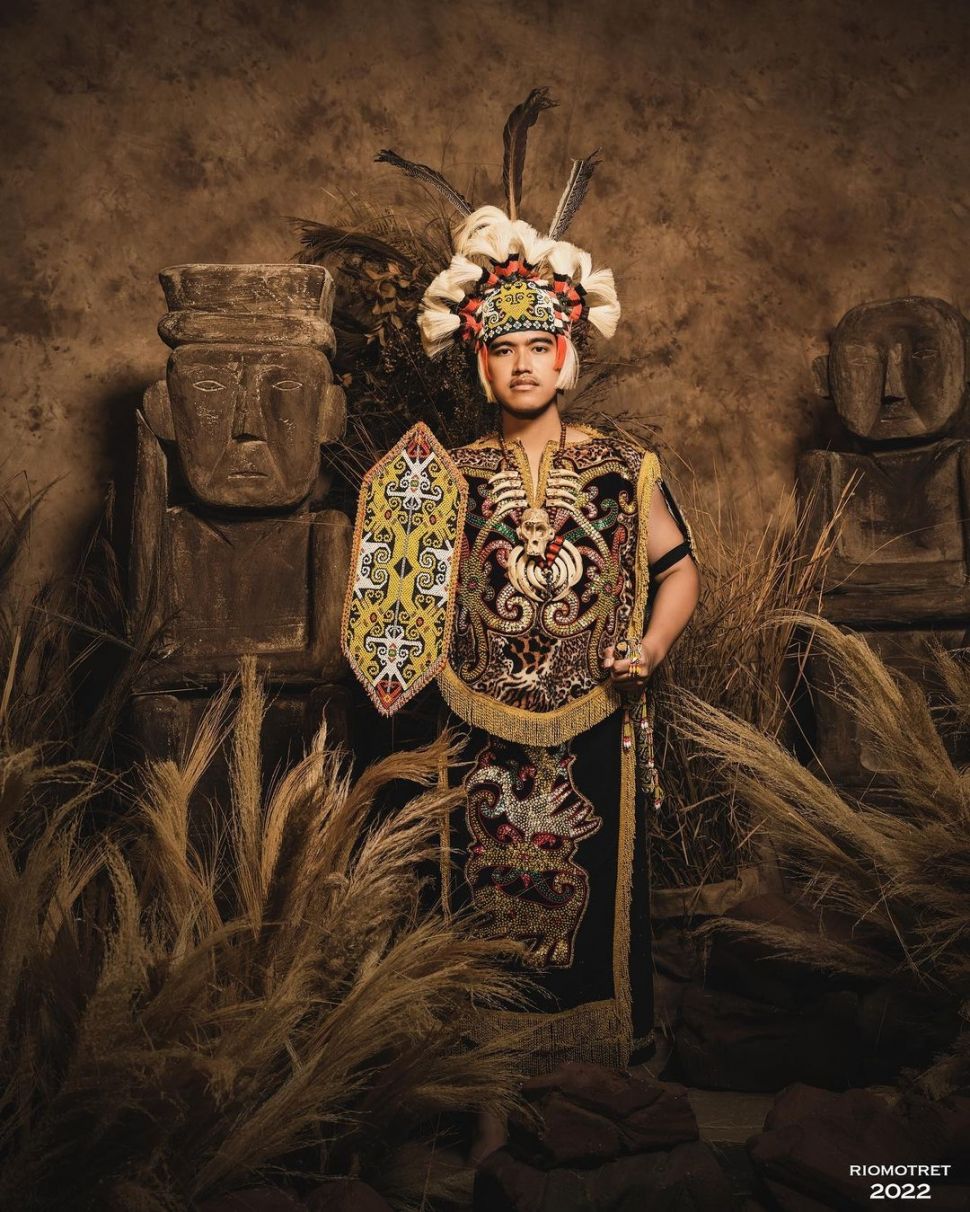 Prewedding Pakai Adat Dayak, Perisai Kaesang Pangarep Kekecilan (IG @kaesangp/Rio Motret)