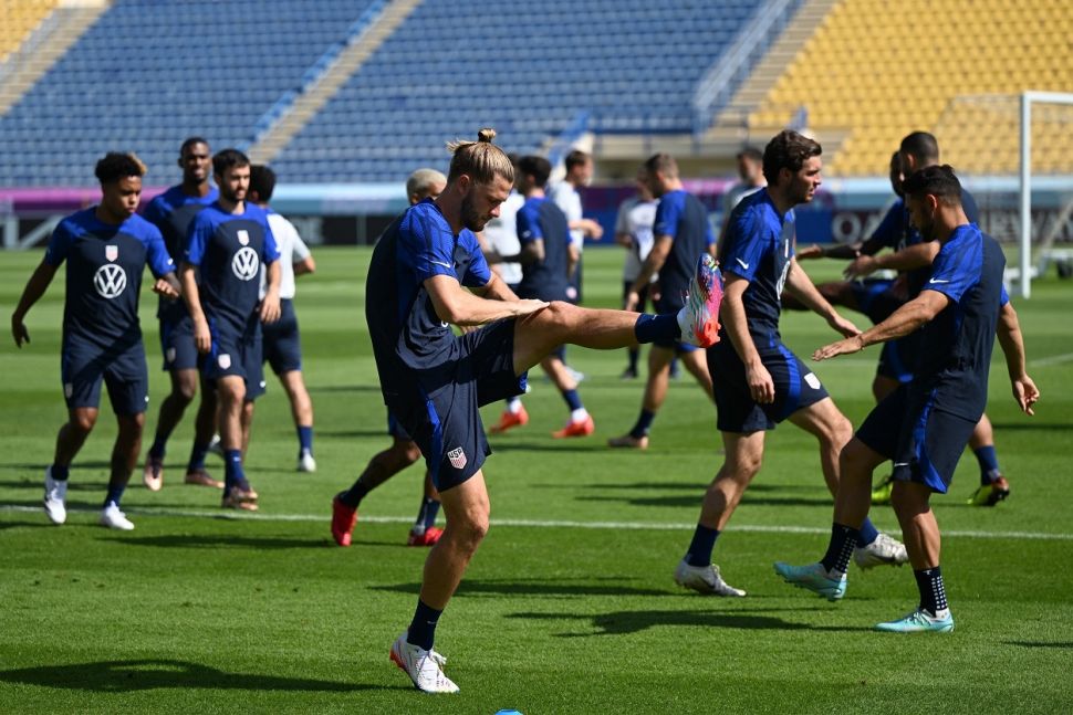 Para pemain timnas Amerika Serikat saat berlatih bersama di Doha, beberapa hari menjelang kick-off Piala Dunia 2022 di Qatar di mana di pertandingan pertama Grup B mereka akan berhadapan dengan timnas Wales. [Ozan KOSE / AFP]