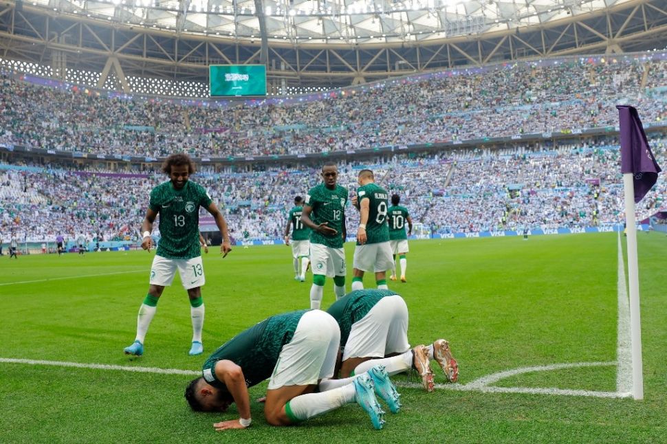 Para pemain Timnas Arab Saudi melakukan sujud syukur usai mencetak gol ke gawang Argentina pada laga Piala Dunia 2022 di Stadion Ikonik Lusail, Qatar, Selasa (22/11/2022) malam WIB. [Odd ANDERSEN / AFP]