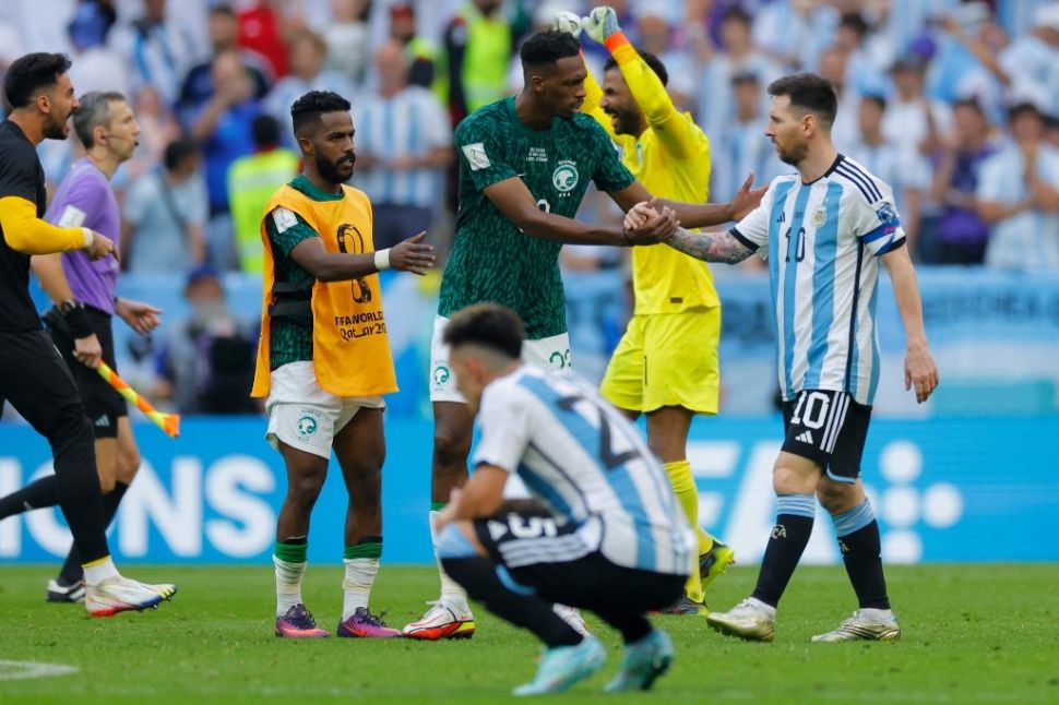 Gelandang Arab Saudi #23 Mohamed Kanno berjabat tangan dengan penyerang Argentina #10 Lionel Messi setelah pertandingan pertama Grup C Piala Dunia 2022 antara Argentina vs Arab Saudi di Stadion Lusail di Lusail, utara Doha pada 22 November 2022.Aneh ANDERSEN / AFP.