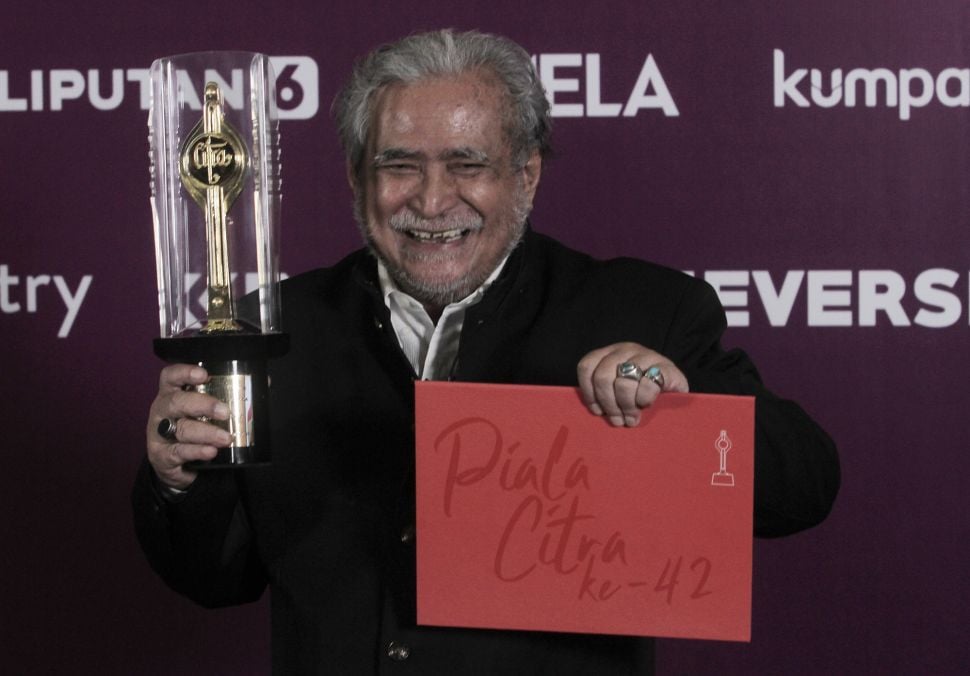 Slamet Rahardjo memenangkan Kategori Pemeran Pendukung Pria Terbaik dalam Festival Film Indonesia (FFI) 2022, Jakarta, Selasa (22/11). {Suara.com/Oke Atmaja]