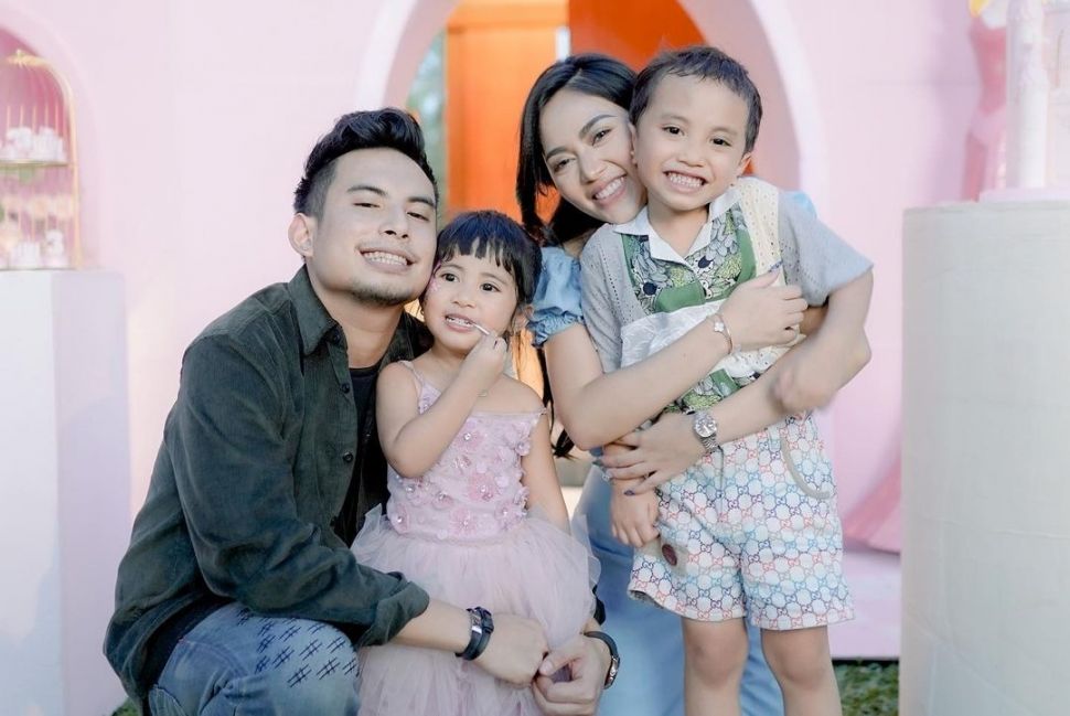 Rachel Vennya dan Niko Al Hakim alias Okin saat merayakan ulang tahun anak mereka. [Instagram]