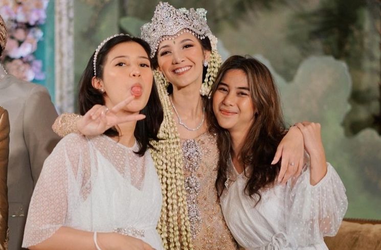 Artis Pernah Jadi Bridesmaid Seleb Lain (Instagram/@adindathomas)