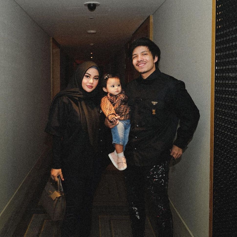 Atta Halilintar dan Aurel Hermansyah bersama Baby Ameena. [Instagram]