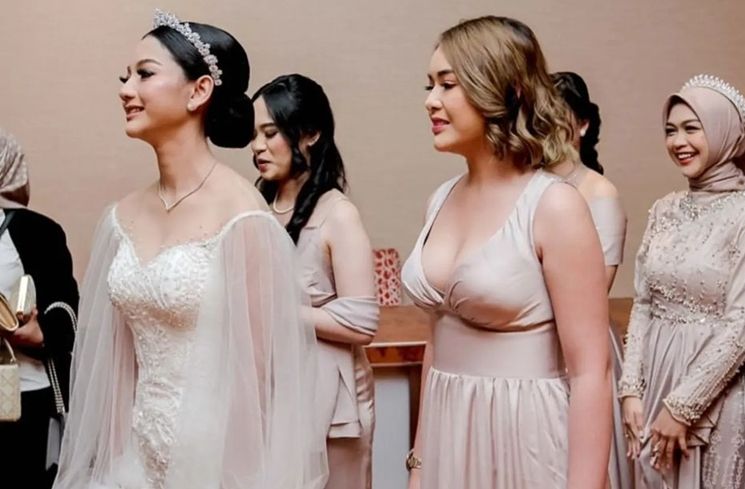 Artis Pernah Jadi Bridesmaid Seleb Lain (Instagram/@amandamanopoupdatesz)