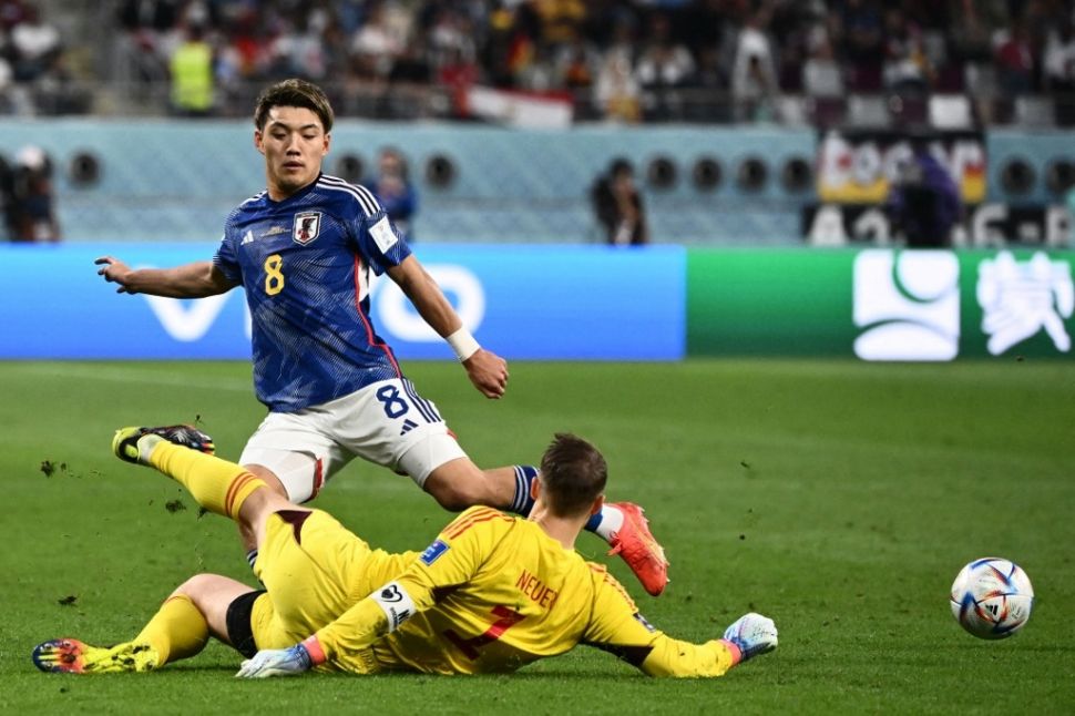 Gelandang Timnas Jepang #08 Ritsu Doan coba mencetak gol melewati kiper Jerman #01 Manuel Neuer selama matchday pertama Grup E Piala Dunia 2022 antara Jerman vs Jepang di Stadion Internasional Khalifa di Doha pada 23 November 2022.Permata SAMAD / AFP.