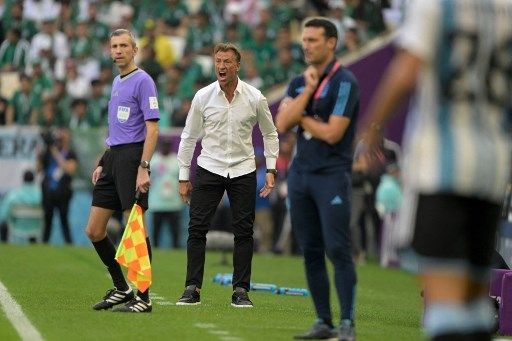 Pelatih Timnas Arab Saudi, Herve Renard coba memberi instruksi untuk para pemainnya dalam laga kontra Argentina di matchday pertama Grup C Piala Dunia 2022 Qatar di Stadion Lusail, Qatar, Selasa (22/11/2022). [AFP]