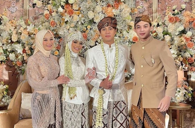 Artis Pernah Jadi Bridesmaid Seleb Lain (Instagram/@dindahw)