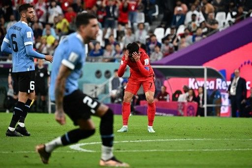 Gestur pemain Korea Selatan Son Heung-min setelah gagal menjebol gawang Uruguay dalam pertandingan Grup H Piala Dunia 2022 di Educational City Stadium, Kamis (24/11/2022). [AFP]