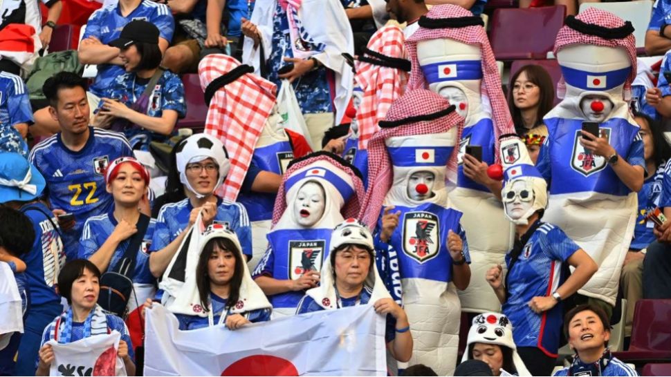 Suporter Jepang yang hadir di stadion kala menyaksikan laga Jepang vs Jerman (fifa.com)