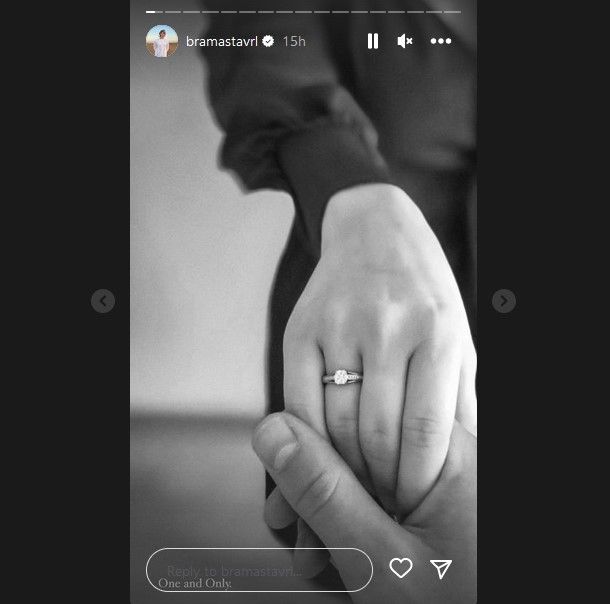 Verrell Bramasta mengungfah foto tangan seorang perempuan yang mengenakan cincin di jari manis. [Instagram]