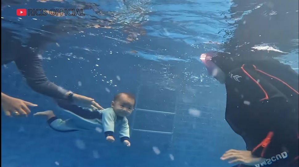 Baby Moana Sukses Menyelam Tanpa Nangis, Ria Ricis Langsung Begini Usai Latihan Renang. (Dok: YouTube/RicisOfficial)