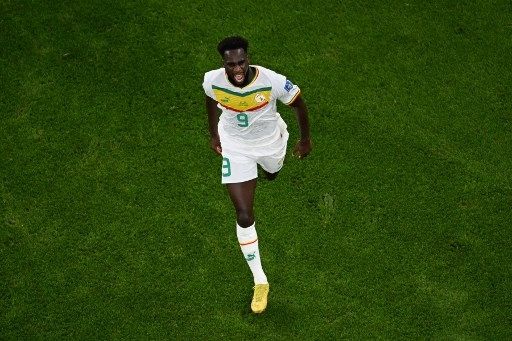 Pemain Senegal Boulaye Dia menjebol gawang Qatar di laga kedua Grup A Piala Dunia 2022 yang berlangsung di Al Thumama Stadium, Jumat (25/11/2022). [AFP]