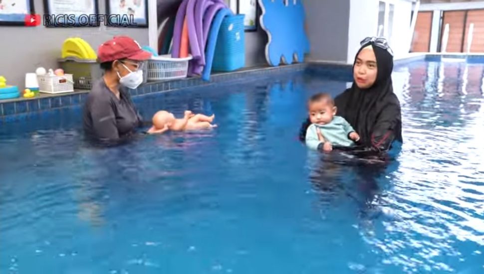 Baby Moana Sukses Menyelam Tanpa Nangis, Ria Ricis Langsung Begini Usai Latihan Renang. (Dok: YouTube/RicisOfficial)