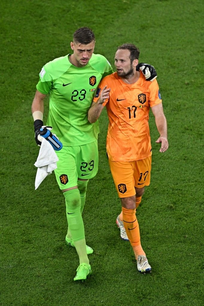 Kiper Timnas Belanda #23 Andries Noppert (Kiri) mengobrol dengan bek Belanda #17 Daley Blind setelah jeda babak pertama selama matchday pertama Grup A Piala Dunia 2022 Qatar antara Senegal vs Belanda di Stadion Al-Thumama di Doha pada 21 November 2022.MANAN VATSYAYANA / AFP