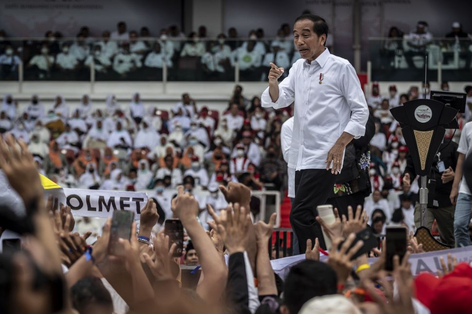 Presiden Joko Widodo menyapa relawan saat menghadiri acara Gerakan Nusantara Bersatu: Satu Komando Untuk Indonesia di Stadion Utama Gelora Bung Karno, Jakarta, Sabtu (26/11/2022). [ANTARA FOTO/Aprillio Akbar/nym].