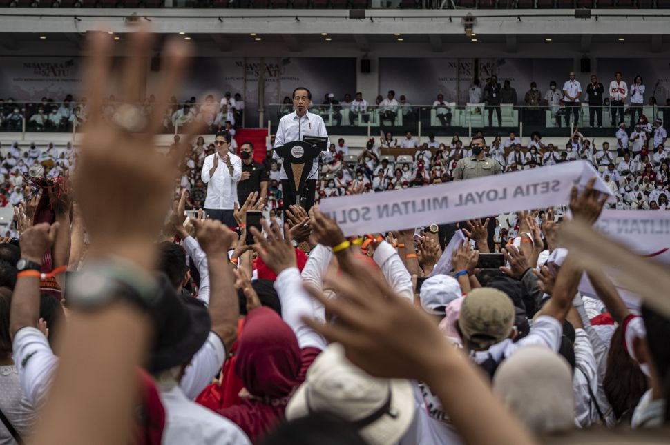 Presiden Joko Widodo (tengah) berpidato dalam acara Nusantara Bersatu : Satu Komando Untuk Indonesia di Stadion Utama Gelora Bung Karno, Jakarta, Sabtu (26/11/2022). [ANTARA FOTO/Aprillio Akbar/nym].