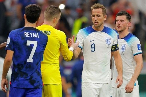 Gestur kapten timnas Inggris Harry Kane setelah bermain imbang dengan Amerika Serikat di matchday kedua Grup B Piala Dunia 2022 di Al Bayt Stadium, Sabtu (26/11/2022). [AFP]