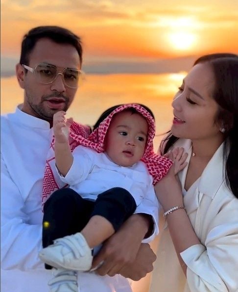 Raffi Ahmad dan Nagita Slavina rayakan ultah Rayyanza Cipung di Qatar. (dok. Instagram)