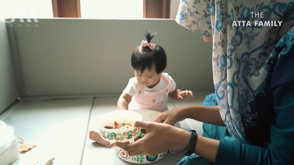 Gemas Banget!! Ini Potret Baby Ameena Sekolah Sambil Belajar Sensory Play, Padahal Belum Setahun. (Dok: YouTube/AH)