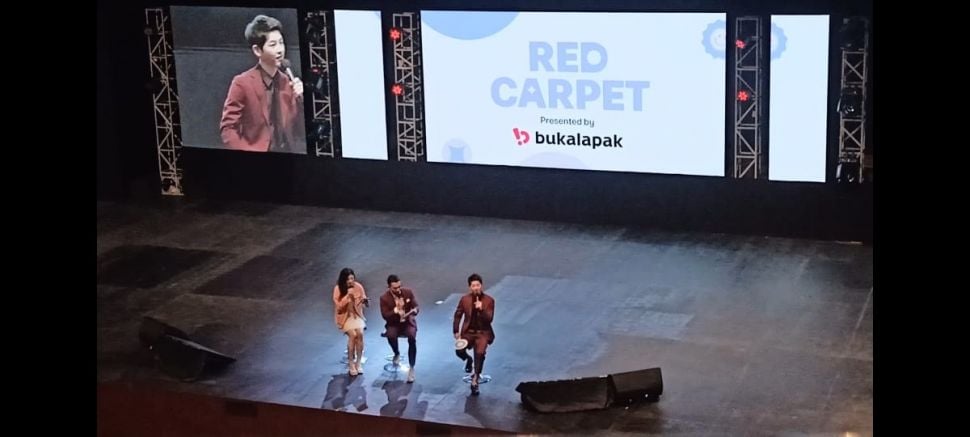 Song Joong Ki di acara Bukalapak, Jiexpo Kemayoran, Jakarta Pusat pada Minggu (27/11/2022). [Suara.com/Rena Pangesti]