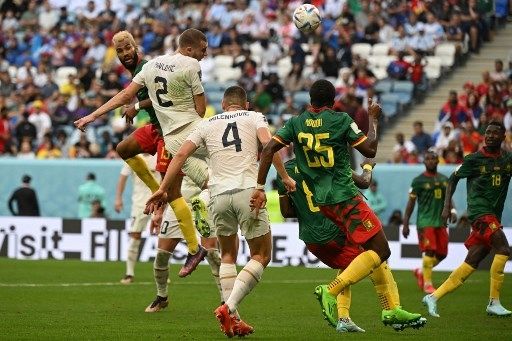 Pemain Serbia Sergej Milinkovi-Savic menjebol gawang Kamerun dalam pertandingan Piala Dunia 2022 di Al Janoub Stadium, Senin (28/11/2022). [AFP]