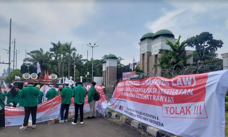 Ratusan Nakes Demo di Depan Gedung DPR Tolak RUU Omnibus Law Kesehatan, Langsung 'Disentil' Kemenkes. (Suara.com/Lilis Varwati)