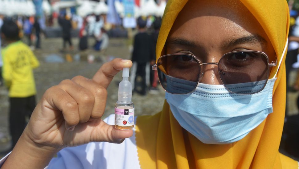 Petugas kesehatan bersiap melakukan vaksinasi massal kepada anak di Kota Pidie, Kabupaten Pidie, Aceh, Senin (28/11/2022). [ANTARA FOTO/Ampelsa/hp]