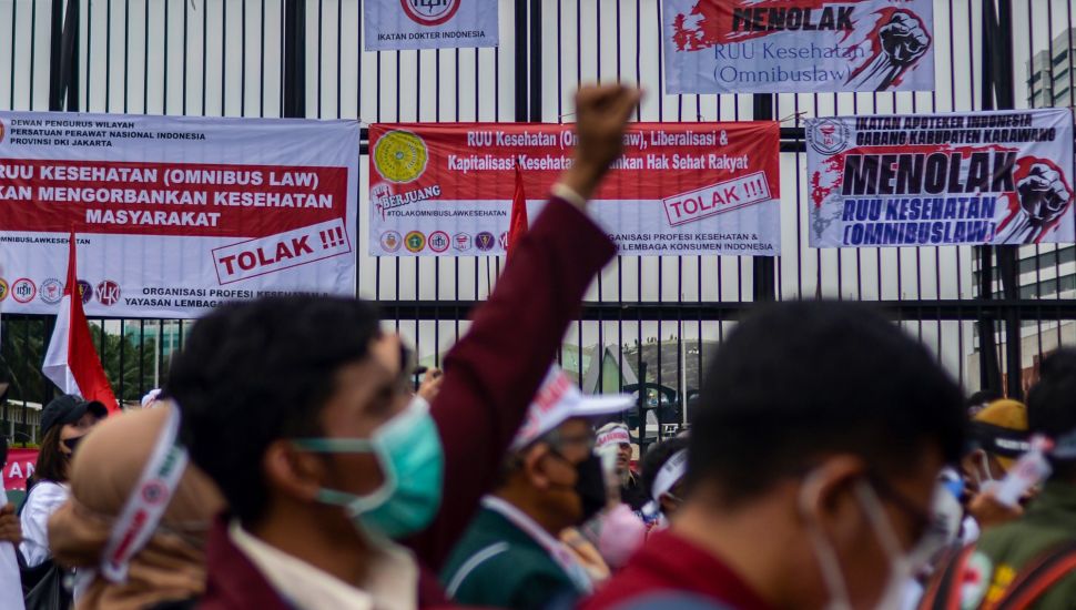 Sejumlah tenaga kesehatan berunjuk rasa menolak RUU Omnibuslaw Kesehatan di depan Gedung Parlemen, Senayan, Jakarta, Senin (28/11/2022). [ANTARA FOTO/Sulthony Hasanuddin/wsj]