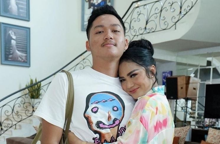 Potret Kedekatan Krisdayanti dan Azriel (Instagram/@krisdayantilemos)