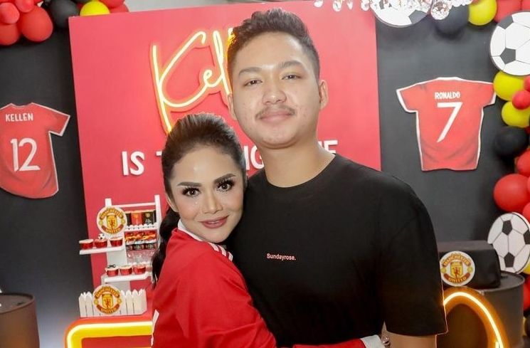 Potret Kedekatan Krisdayanti dan Azriel (Instagram/@krisdayantilemos)