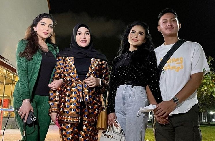 Potret Kedekatan Krisdayanti dan Azriel (Instagram/@krisdayantilemos)