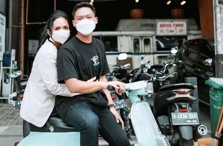 Potret Kedekatan Krisdayanti dan Azriel (Instagram/@krisdayantilemos)