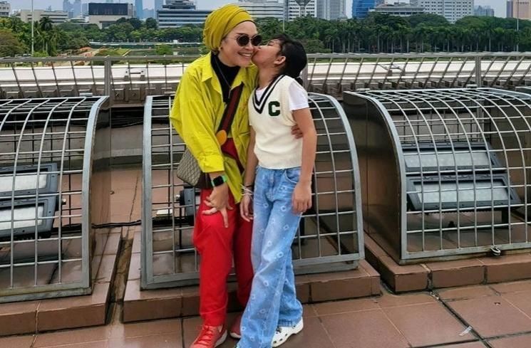 Gaya Mentereng Umi Kalsum Ibu Ayu Ting Ting (instagram/@mom_ayting92_)