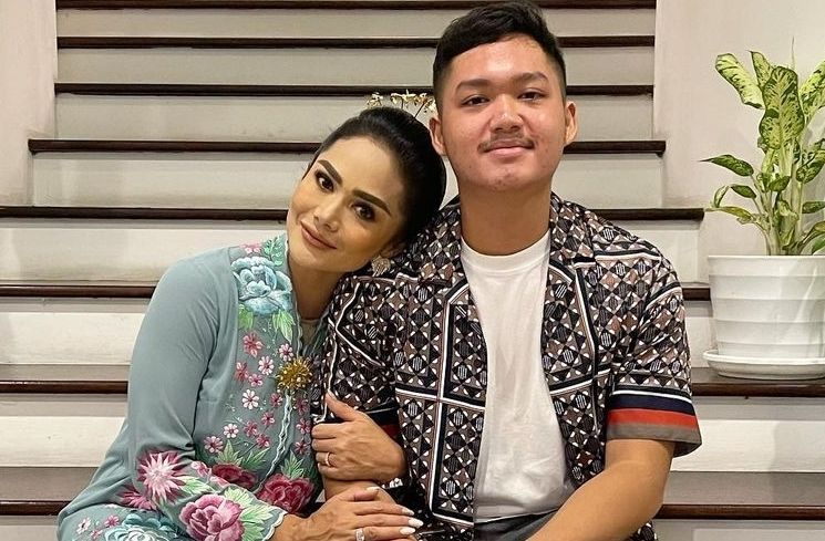 Potret Kedekatan Krisdayanti dan Azriel (Instagram/@krisdayantilemos)