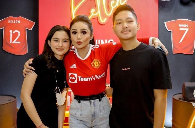 Potret Kedekatan Krisdayanti dan Azriel (Instagram/@krisdayantilemos)