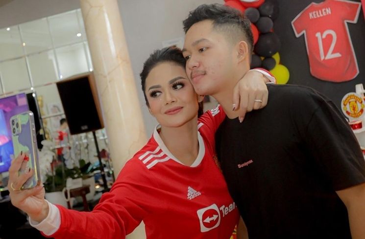 Potret Kedekatan Krisdayanti dan Azriel (Instagram/@krisdayantilemos)